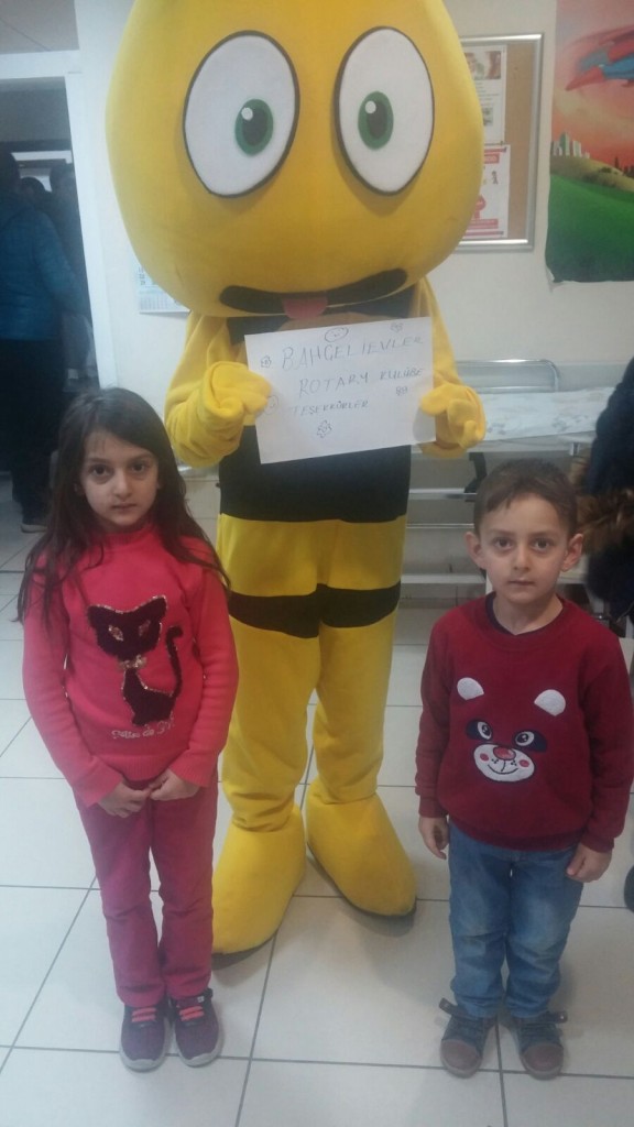 ANKARA BAHÇELİEVLER KULÜBÜ, ANKARA ÇOCUK HASTALIKLARI HEMATOLOJİ ONKOLOJİ HASTANESİNE AYAKTAN TETKİK VE TEDAVİ İÇİN GELEN ÇOCUKLARIN YÜZLERİNİ ARI MAYA İLE GÜLDÜRDÜ !