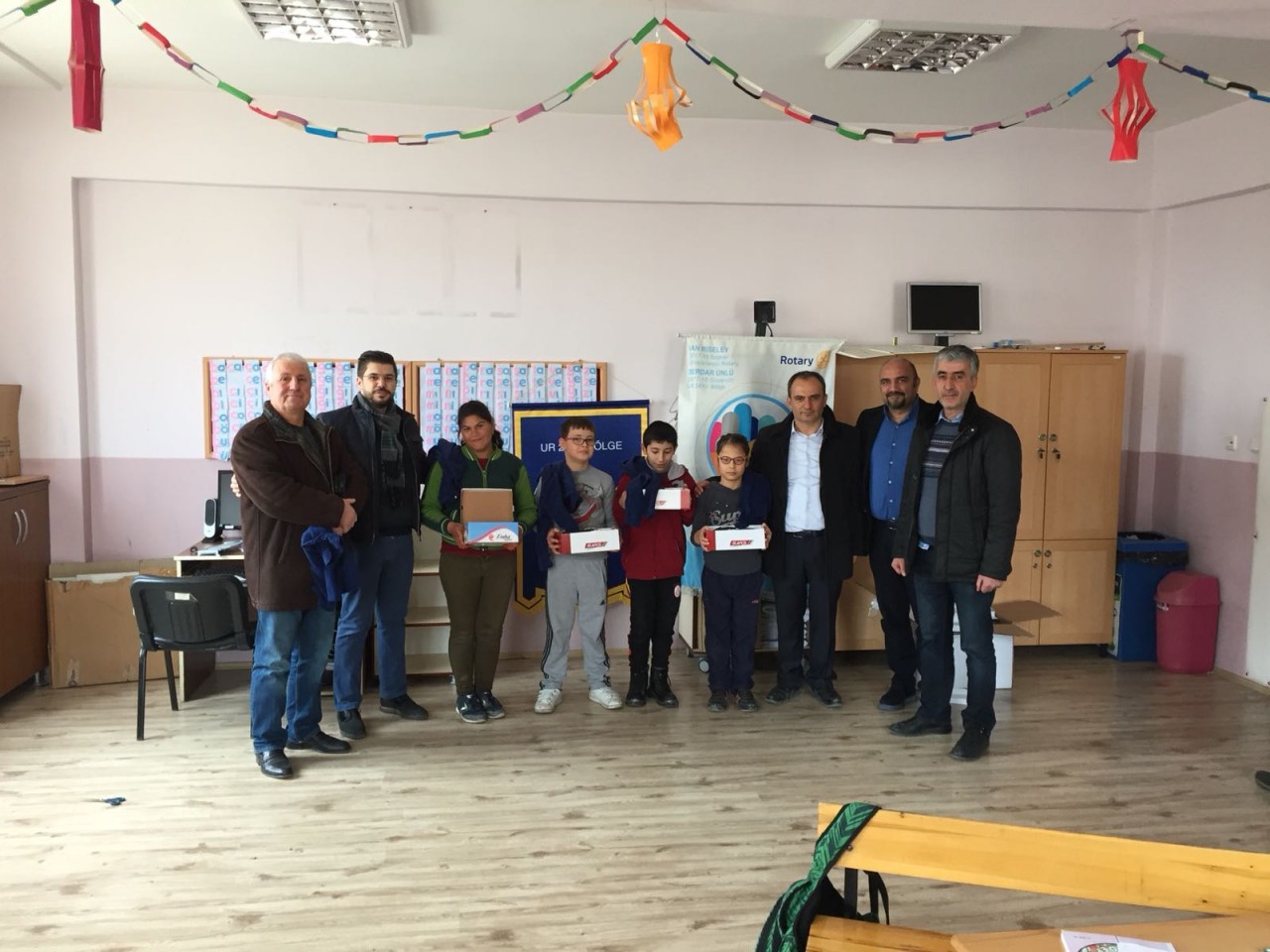 M.ARSLANTEPE ROTARY KULÜBÜ M.AKİF İ.Ö.O.DA İHTİYAÇ SAHİBİ ÖĞRENCİLERE MONT VE MEVSİME UYGUN AYAKKABI-BOT DAĞITIMI YAPTI