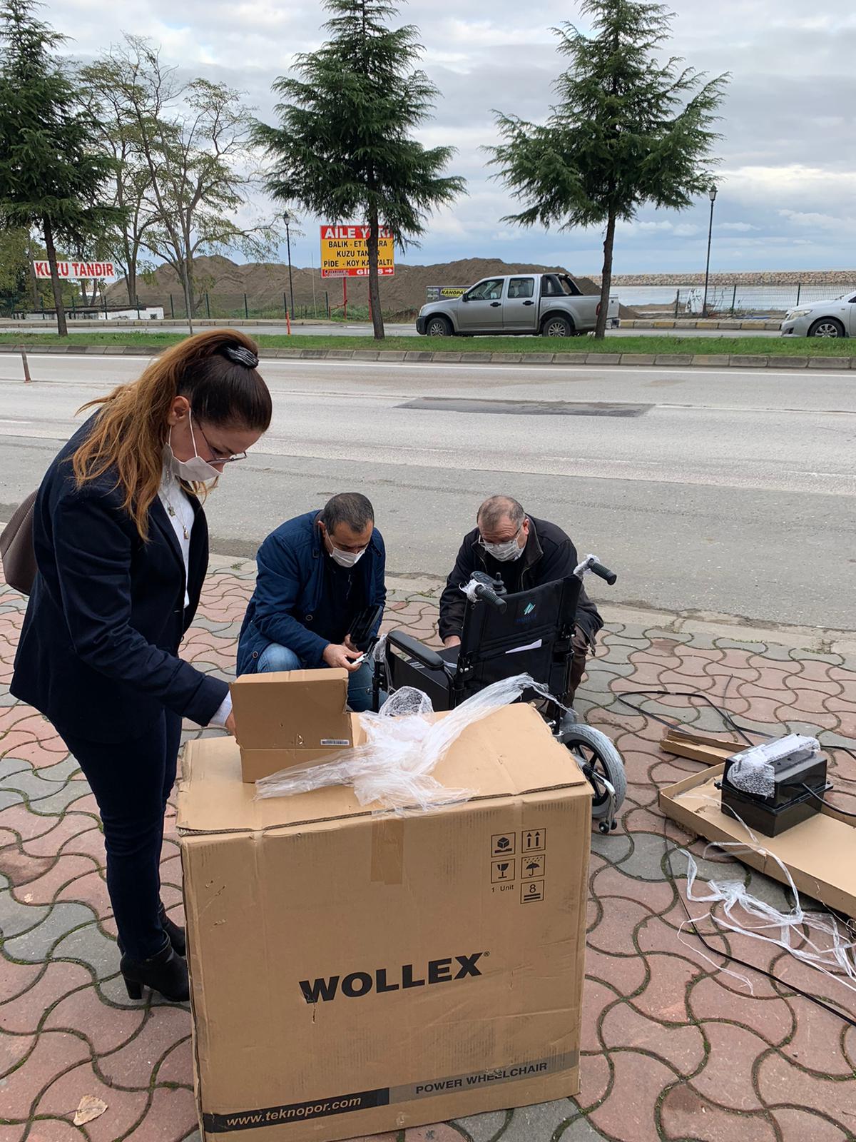 ORDU ROTARY KULÜBÜ GÜLYALI BELEDİYESİ İLE BİRLİKTE BİR ENGELLİ BİR VATANDAŞIMIZA AKÜLÜ TEKERLEKLİ SANDALYE HEDİYE ETTİ.