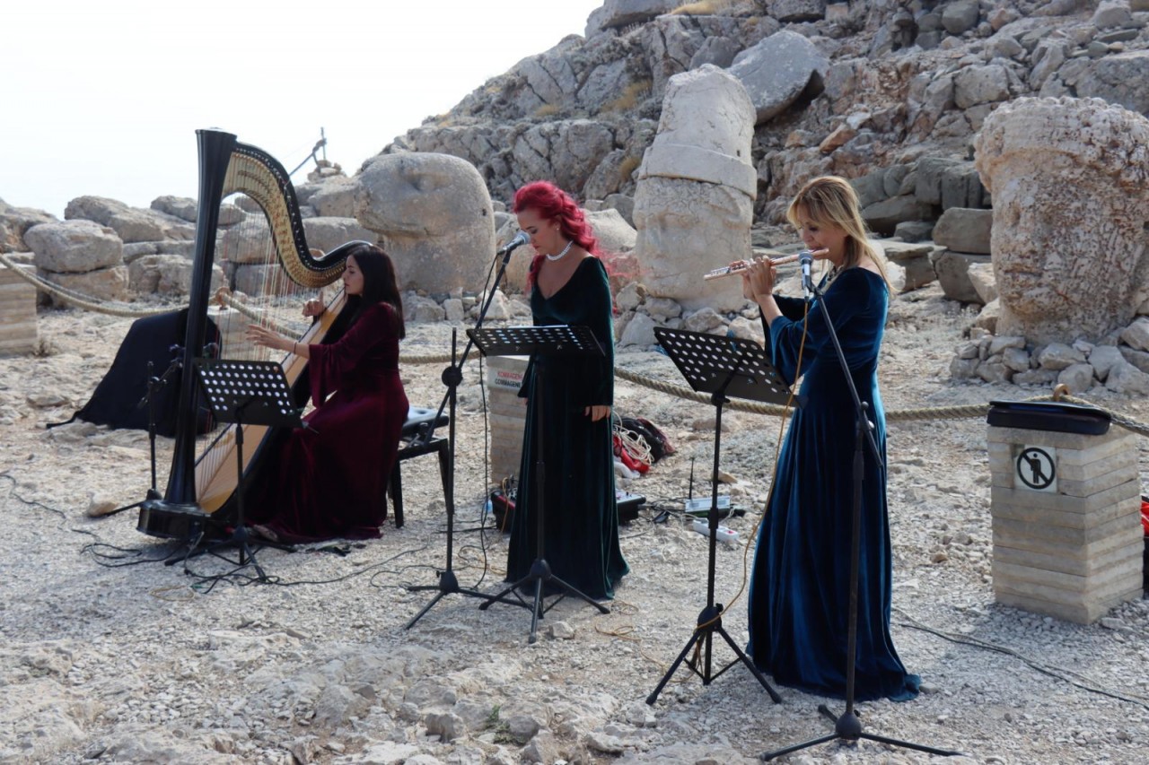 NEMRUT DAĞININ ZİRVESİNDE ÇOCUK FELCİ VE KOVİD-19 SALGININA DİKKAT ÇEKMEK İÇİN KONSER DÜZENLENDİ